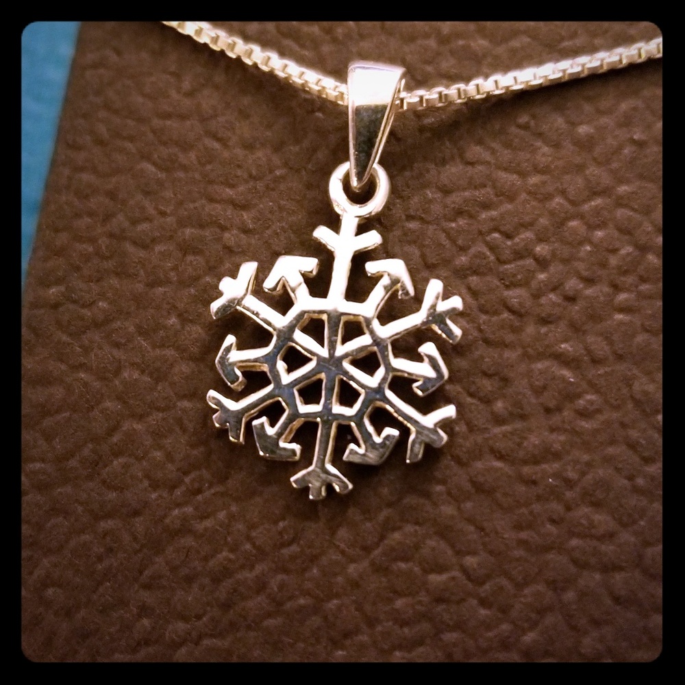 NWOT Sterling Silver Snowflake Necklace